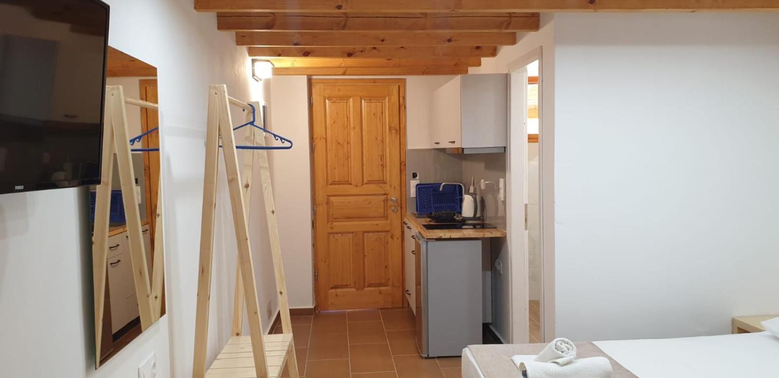 Apart-Hotel Llazari Himare Exteriör bild
