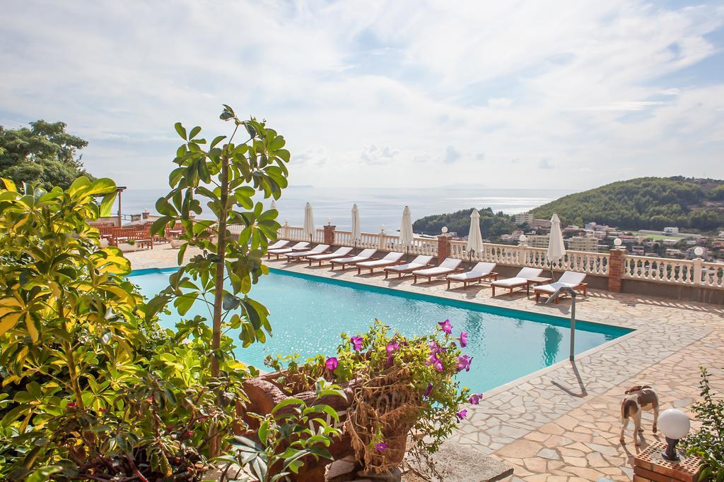 Apart-Hotel Llazari Himare Exteriör bild